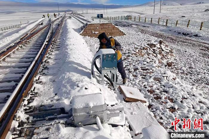 梁海峰在白雪皑皑的青藏铁路唐古拉南站检查信号设备。　李凯丰 摄