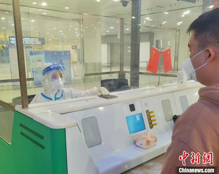 图为朱雨廷正在为入境人员办理通关手续。 孙鹭 摄 图为朱雨廷正在为入境人员办理通关手续。 孙鹭 摄