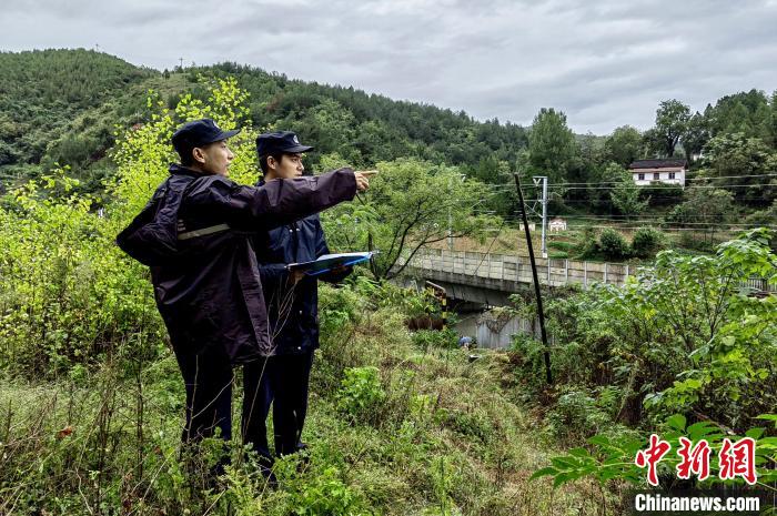 民警在西成高铁线路上巡查。　郝黎俊 摄