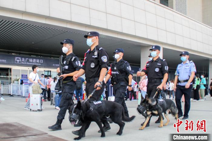 合肥铁警全心守护出行安全 张子仪 摄 合肥铁警全心守护出行安全 张子仪 摄