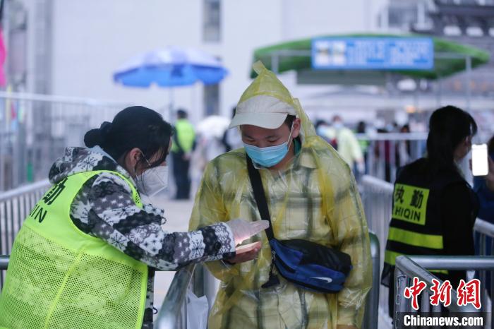 黄山工作人员在进站口帮助游客核验两码 汪娜 摄 黄山工作人员在进站口帮助游客核验两码 汪娜 摄