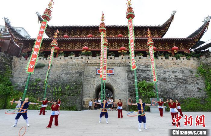 被列入福建省第一批省级非物质文化遗产代表作名录的建瓯挑幡亦是建瓯竹文化的体现。　林仁华 摄