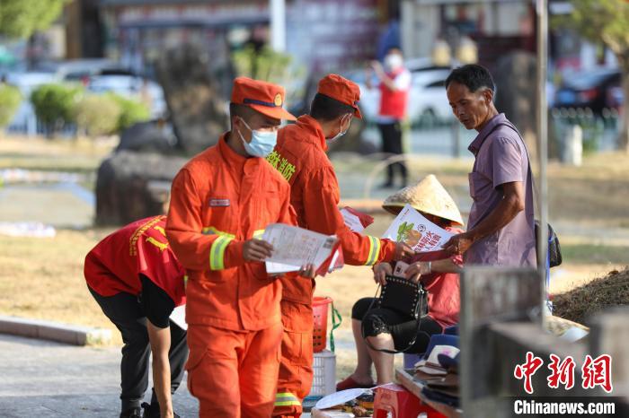 森林消防员向当地民众普及森林防火知识。　王治康 摄