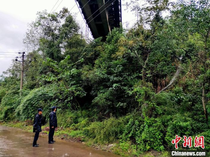 民警排查襄渝铁路线防控重点区段。 郝黎俊 摄 民警排查襄渝铁路线防控重点区段。 郝黎俊 摄