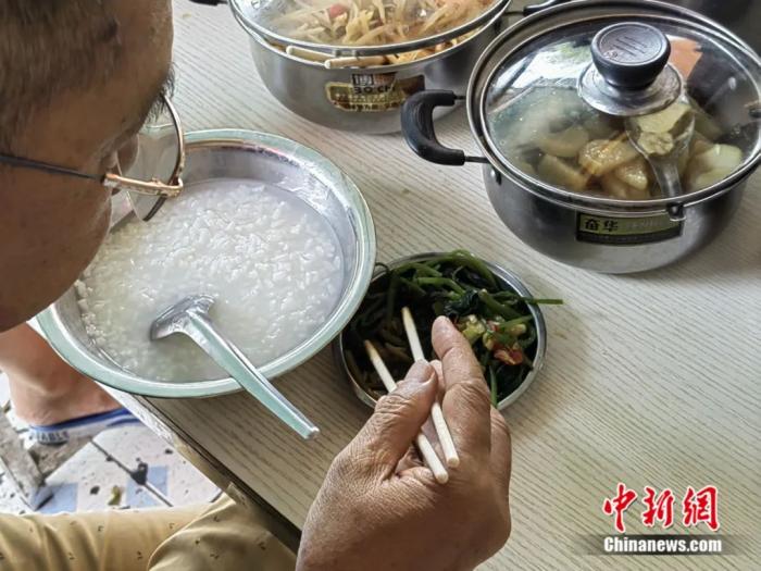 在炎炎夏日,一碗清爽的白粥配上小菜,十分解暑。刘俊聪 摄 在炎炎夏日,一碗清爽的白粥配上小菜,十分解暑。刘俊聪 摄