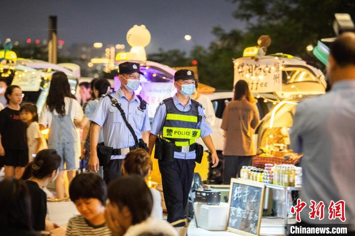 广东警方夜市巡查。　何志林 摄