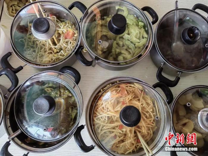 长桌上琳琅满目的菜品。刘俊聪 摄 长桌上琳琅满目的菜品。刘俊聪 摄