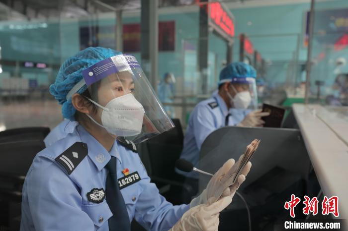 图为刘梦正在核对旅客身份。 孙鹭 摄 图为刘梦正在核对旅客身份。 孙鹭 摄