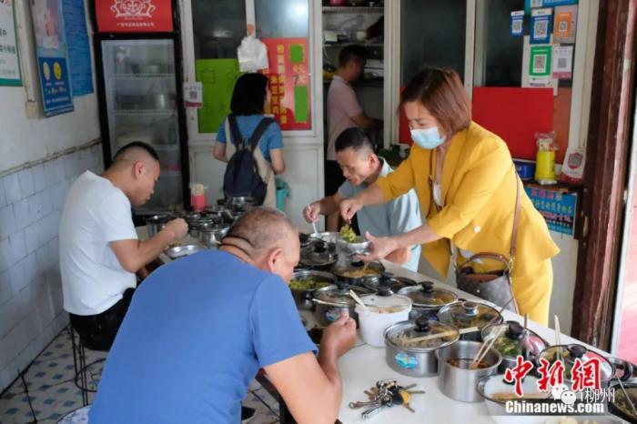 长桌上的菜品可随时添加。刘俊聪 摄 长桌上的菜品可随时添加。刘俊聪 摄