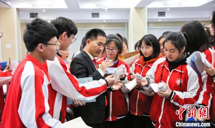 资料图:刘秀祥在瓮安县与学生们交流。 受访者供图 资料图:刘秀祥在瓮安县与学生们交流。 受访者供图