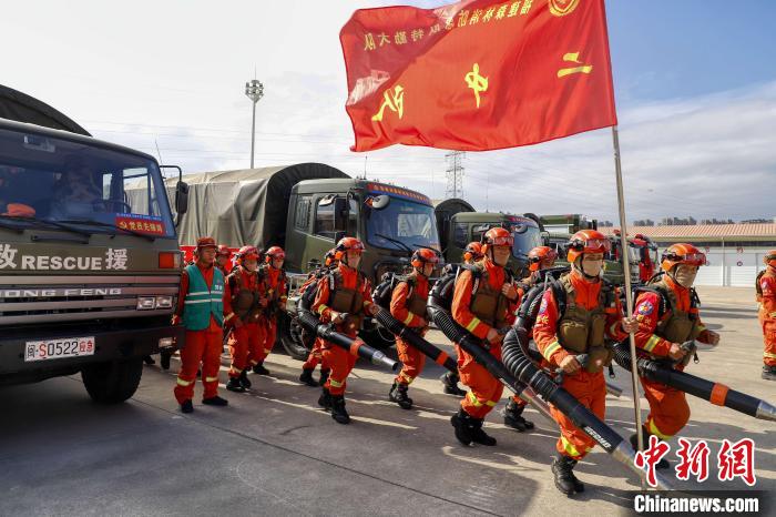 消防救援人员携带灭火装备向指定区域集结。　卢文锋 摄