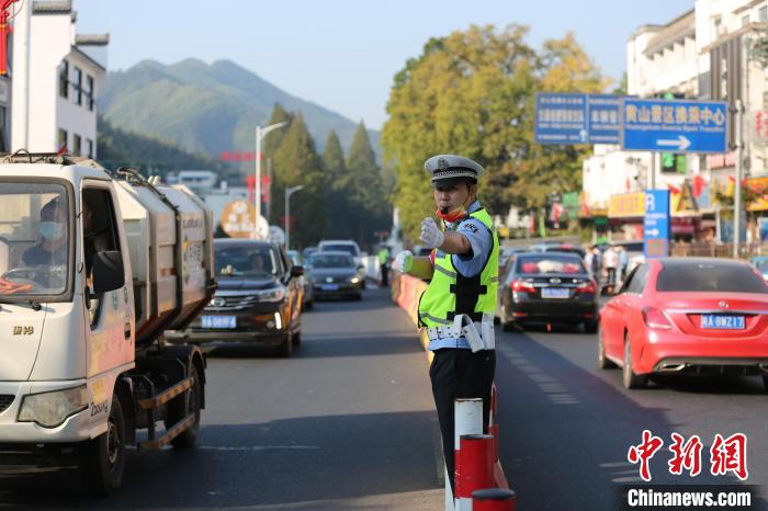 黄山交警引导路面车辆有序通行 汪娜 摄