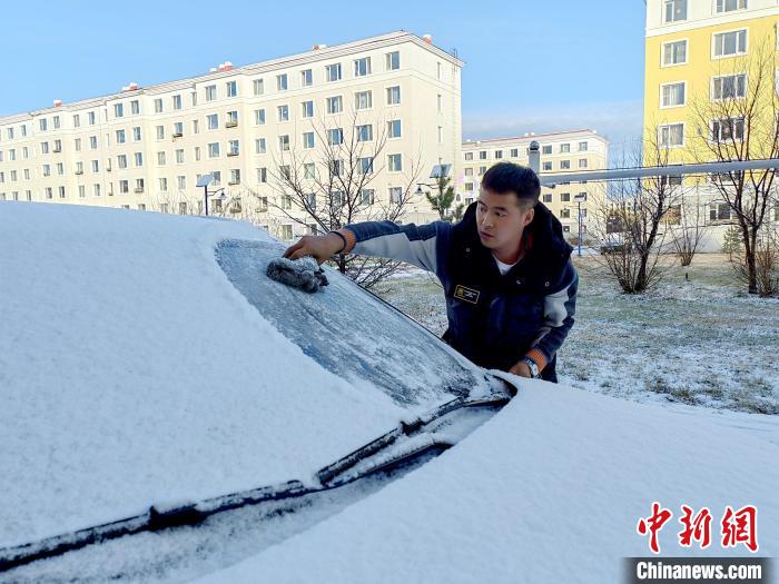 呼中区居民清扫车辆上的积雪。　冯宏伟 摄