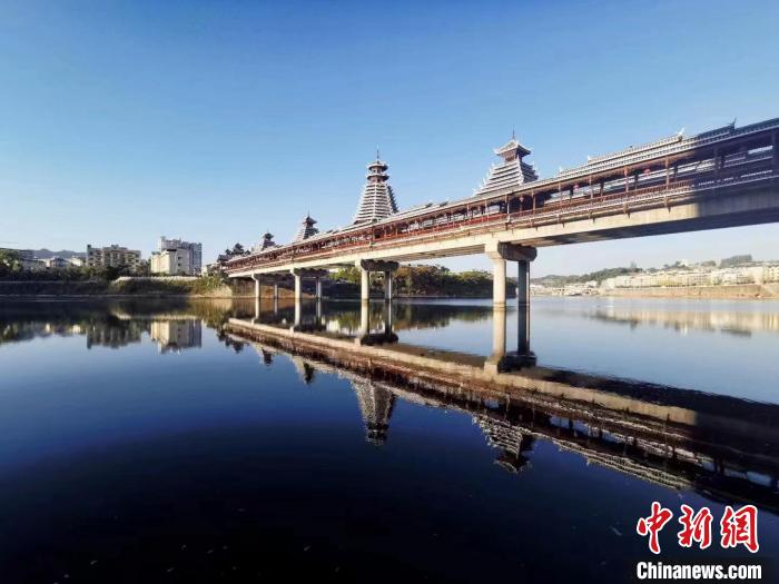 水清岸绿、河畅景美的美丽画卷在侗乡徐徐铺开。 熊久英 摄 水清岸绿、河畅景美的美丽画卷在侗乡徐徐铺开。 熊久英 摄
