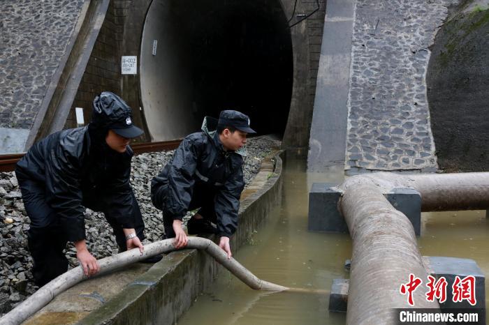 民警在辖区防洪点检查抽水设备。　郝黎俊 摄