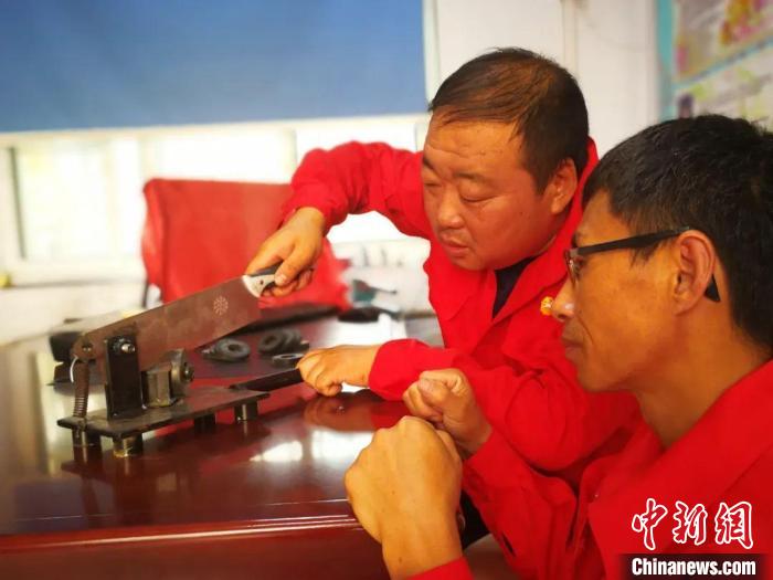 曹建新和同事在工作。 辽宁省人社厅供图 曹建新和同事在工作。 辽宁省人社厅供图