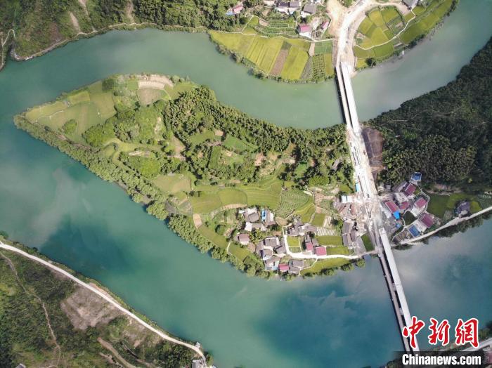 湘黔新晃、玉屏两县跨省联动,同护侗乡一江碧水。 姚建英 摄 湘黔新晃、玉屏两县跨省联动,同护侗乡一江碧水。 姚建英 摄