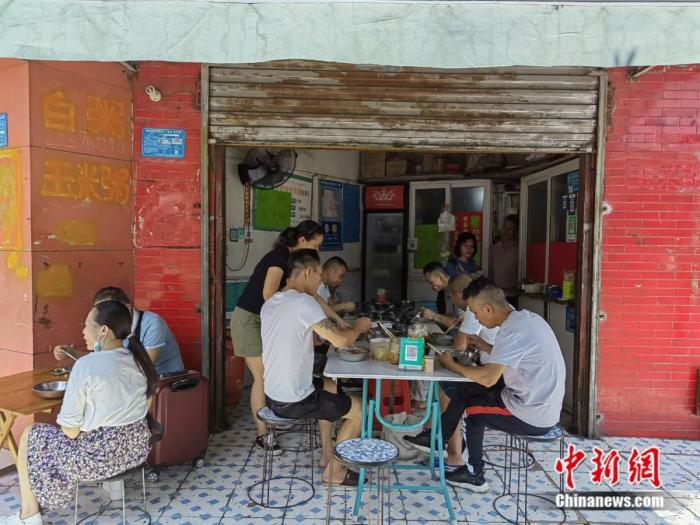 这些自助粥店往往在大街小巷随处可见。刘俊聪 摄 这些自助粥店往往在大街小巷随处可见。刘俊聪 摄