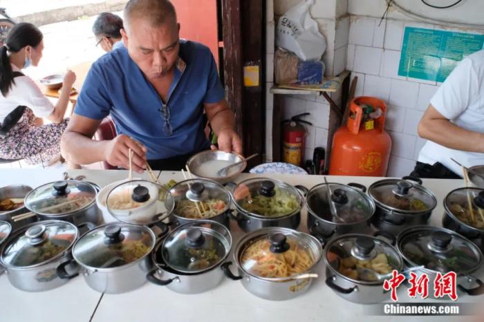 食客正在享用“6元自助餐”。刘俊聪 摄 食客正在享用“6元自助餐”。刘俊聪 摄