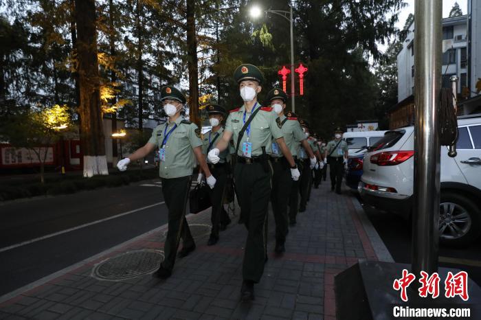 武警官兵在执勤 刘磊 摄