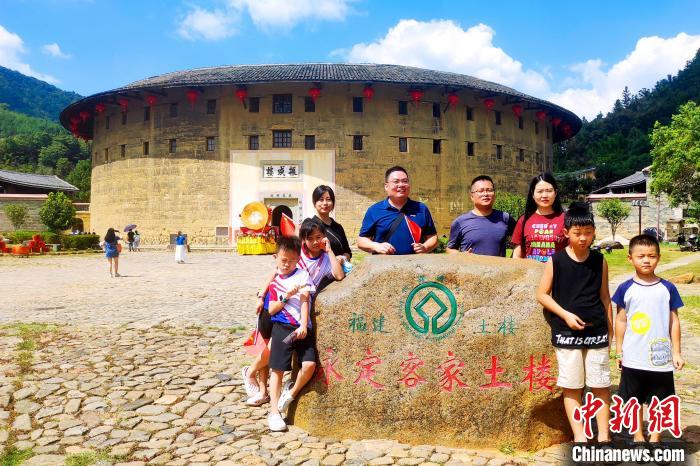 游客在永定土楼景区拍照。　永定土楼景区供图