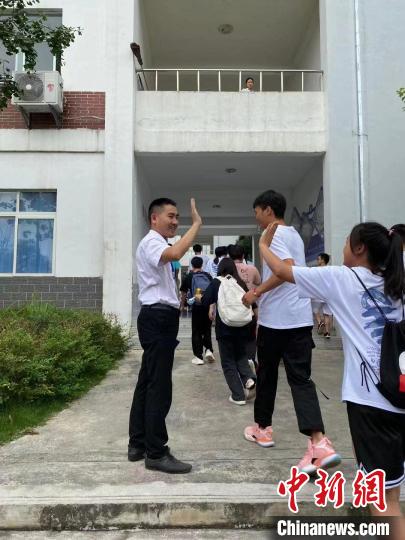 资料图:刘秀祥在与学生互动。 受访者供图 资料图:刘秀祥在与学生互动。 受访者供图