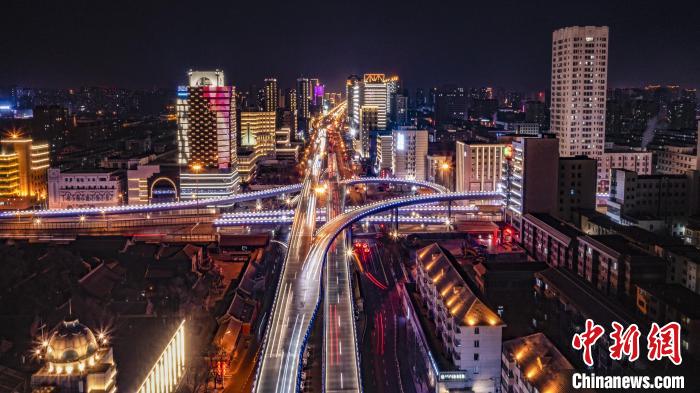 图为吕乐炎航拍的呼和浩特夜景。　吕乐炎 摄