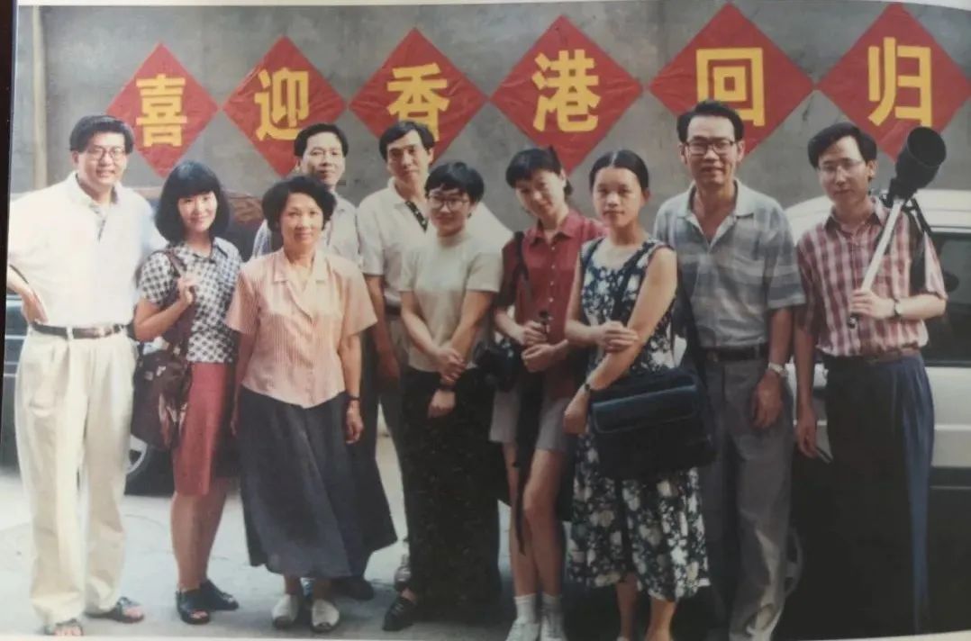 　▲《中新将士出征图》，中新社“香港回归”报道组部分成员整装待发。从左至右依次为章新新、王晓晖、刘末利、周景洛、田惠明、谭宏伟、王瑶、杨瑞春、郭健、宗金柱