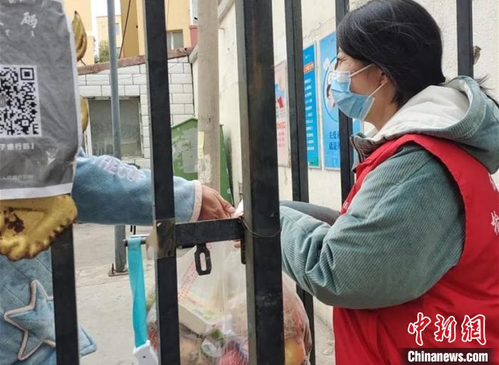 图为女干警帮助居民购物。　刘敏 摄