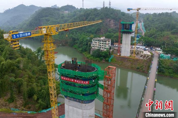 正在建设中的渝昆高铁川渝段南广河特大桥。　刘忠俊 摄