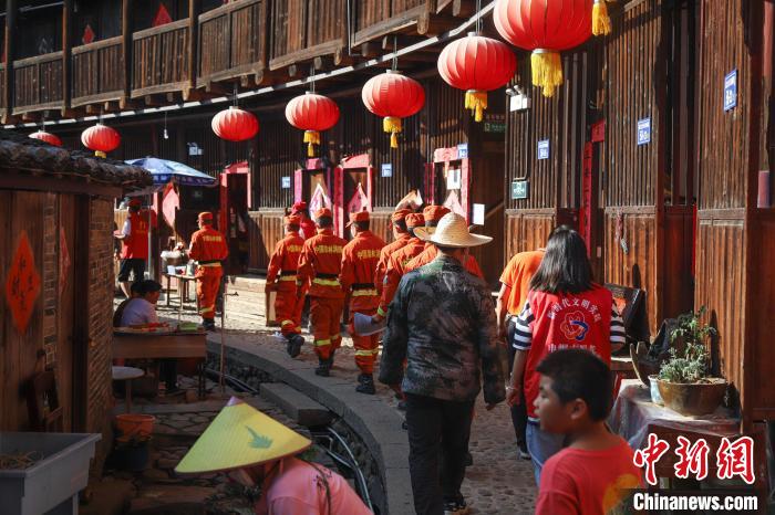 执勤小组进入永定土楼，向群众普及森林防火常识，检查消防设施。　童鹏程 摄