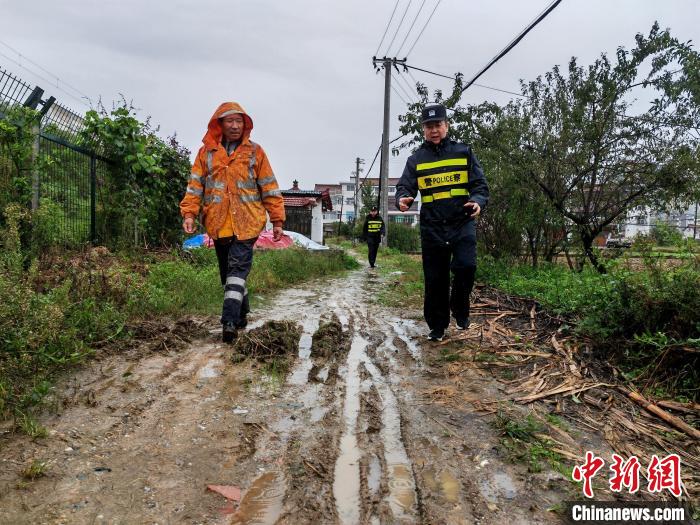 民警联合工务部门展开重点区段巡查。　郝黎俊 摄