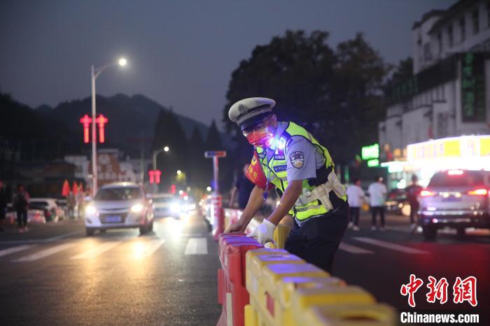 凌晨5点多,交警在黄山风景区要道设置水马隔离车流 汪娜 摄 凌晨5点多,交警在黄山风景区要道设置水马隔离车流 汪娜 摄