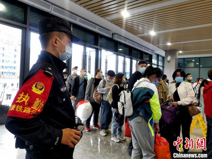 民警在候车室维持旅客进站秩序。 郝黎俊 摄 民警在候车室维持旅客进站秩序。 郝黎俊 摄