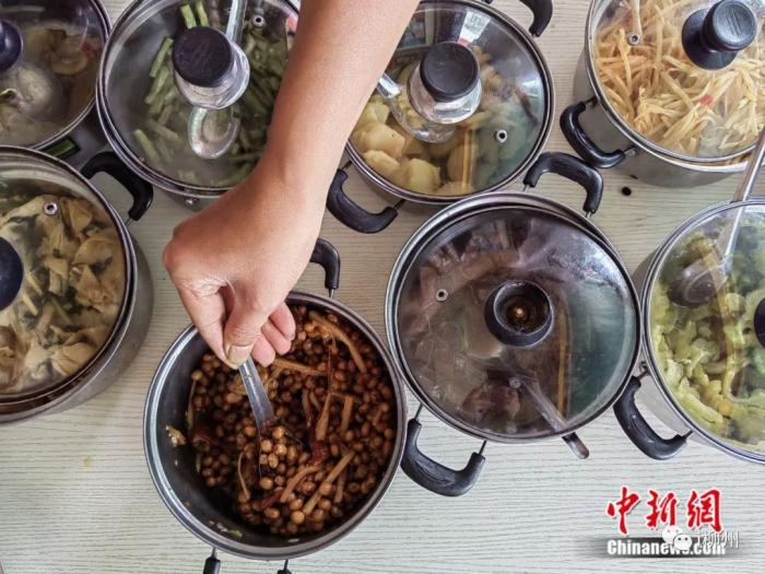 长桌上的菜品可自由挑选,不限量供应。刘俊聪 摄 长桌上的菜品可自由挑选,不限量供应。刘俊聪 摄