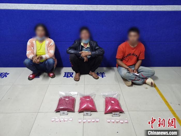 图为抓获的犯罪嫌疑人及查获的毒品。 普洱边境管理支队供图 图为抓获的犯罪嫌疑人及查获的毒品。 普洱边境管理支队供图