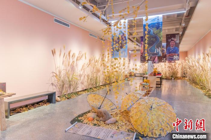 图为大展“风物:诗与视”贵州风物展展厅。 唐哲 摄 图为大展“风物:诗与视”贵州风物展展厅。 唐哲 摄