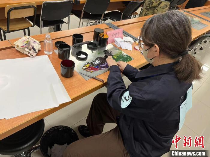 12日,学生在专色墨调配考场进行印刷媒体技术赛项的考核。 庞喻文 摄 12日,学生在专色墨调配考场进行印刷媒体技术赛项的考核。 庞喻文 摄