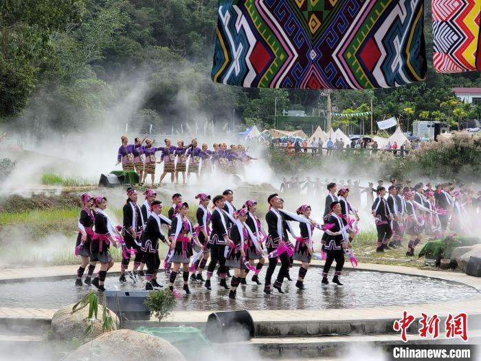 11月13日，五指山市水满乡毛纳村，“雨林时光”田园实景演出现场。　王晓斌 摄