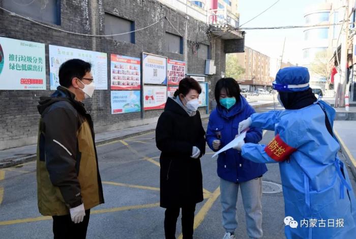 11月15日，内蒙古自治区主席王莉霞在彤辉小区详细询问小区管控情况。记者 韩卿立 摄 图片来源：内蒙古日报微信公众号