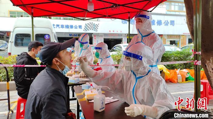 图为11月20日，桂林市一核酸采样点，医护人员对市民进行核酸采样。　杨宗盛 　摄