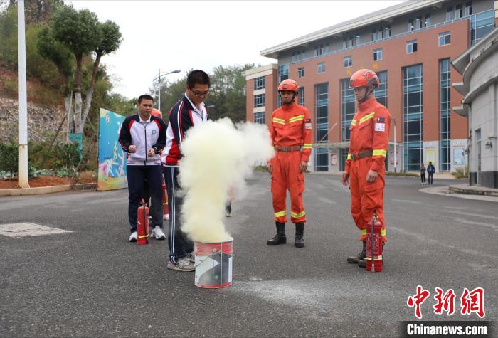 学生操作干粉灭火器。　吴皓 摄