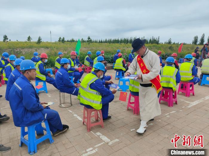 图为乌兰牧骑队员分发打击网络诈骗的宣传单。　锡林郭勒盟文体旅游广电局供图