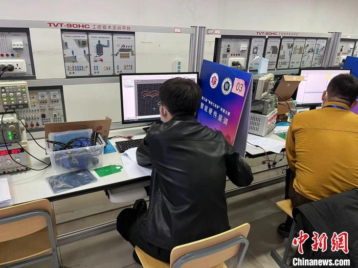 智能硬件装调赛项的比赛现场。 庞喻文 摄 智能硬件装调赛项的比赛现场。 庞喻文 摄