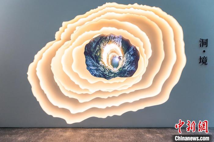 图为大展的“洞·境”展厅。 唐哲 摄 图为大展的“洞·境”展厅。 唐哲 摄