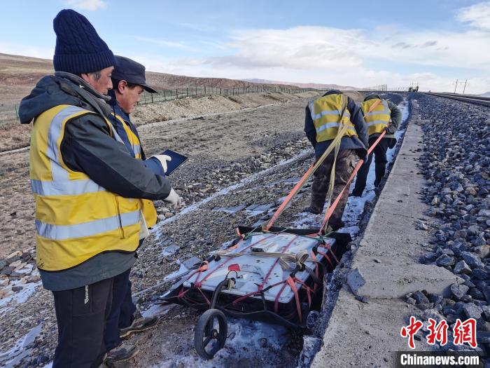 图为作业人员正在对冻土路基进行雷达探测。　文振军 摄