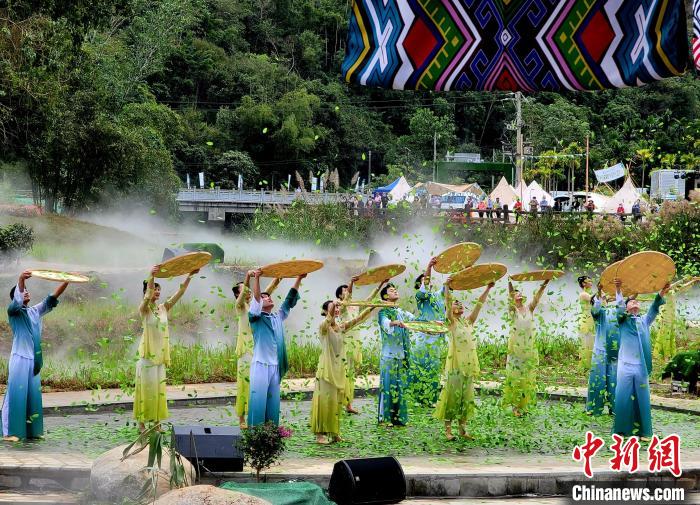 11月13日，五指山市水满乡毛纳村，“雨林时光”田园实景演出现场。　王晓斌 摄