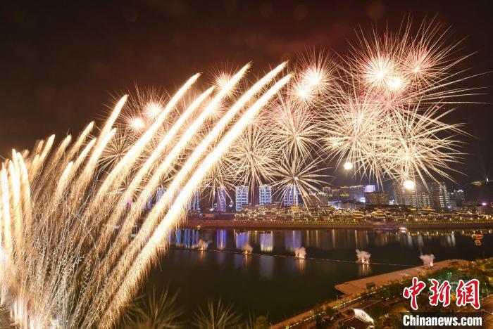 绚丽的焰火点亮夜空庆祝大会开幕。　杨华峰 摄