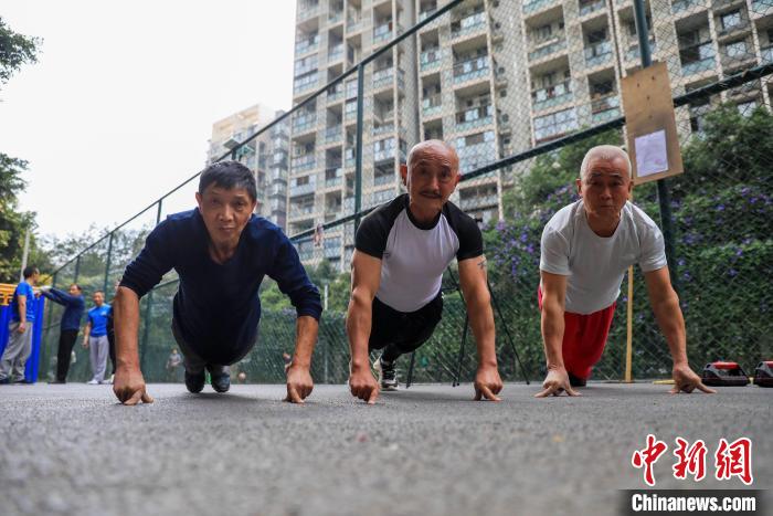 大爷们一起切磋。　王磊 　摄