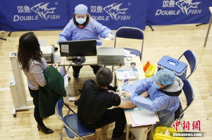 资料图：宁夏银川，市民在金凤区一接种点接种新冠疫苗第三针加强针。中新社记者 于晶 摄